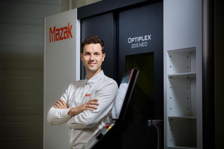 Mazak-Mitarbeiter vor einer unserer Maschinen