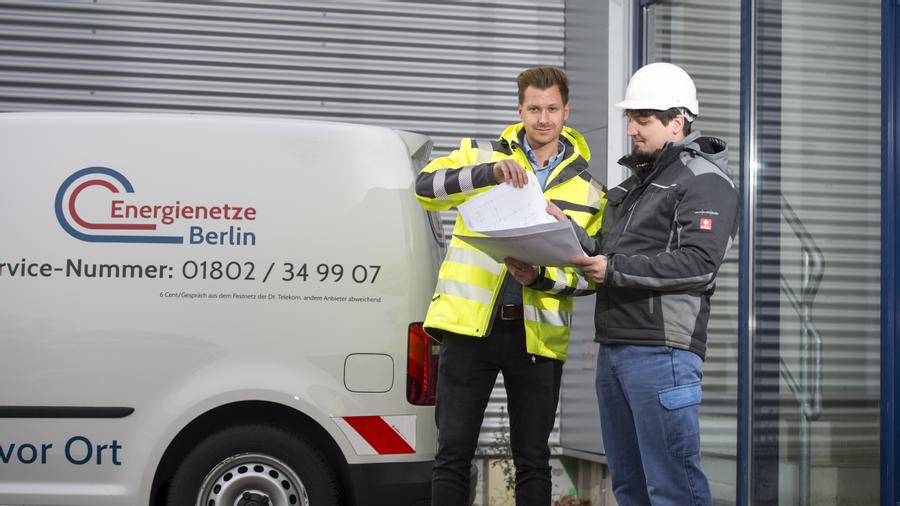 Zwei ENB Mitarbeiter vor einem ENB Fahrzeug