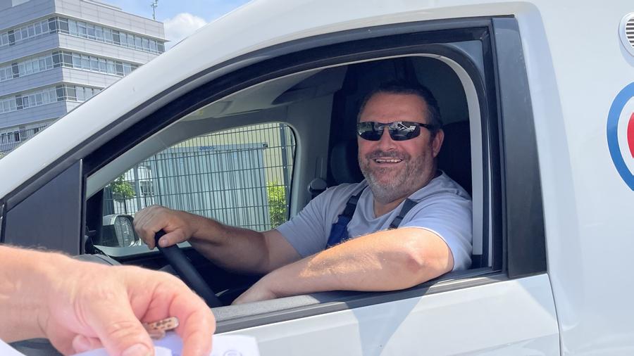 Mitarbeiter in ENB Fahrzeug