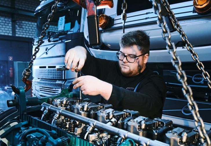 Ein Mitarbeiter in der Werkstatt