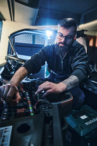 Ein Mitarbeiter im Lkw