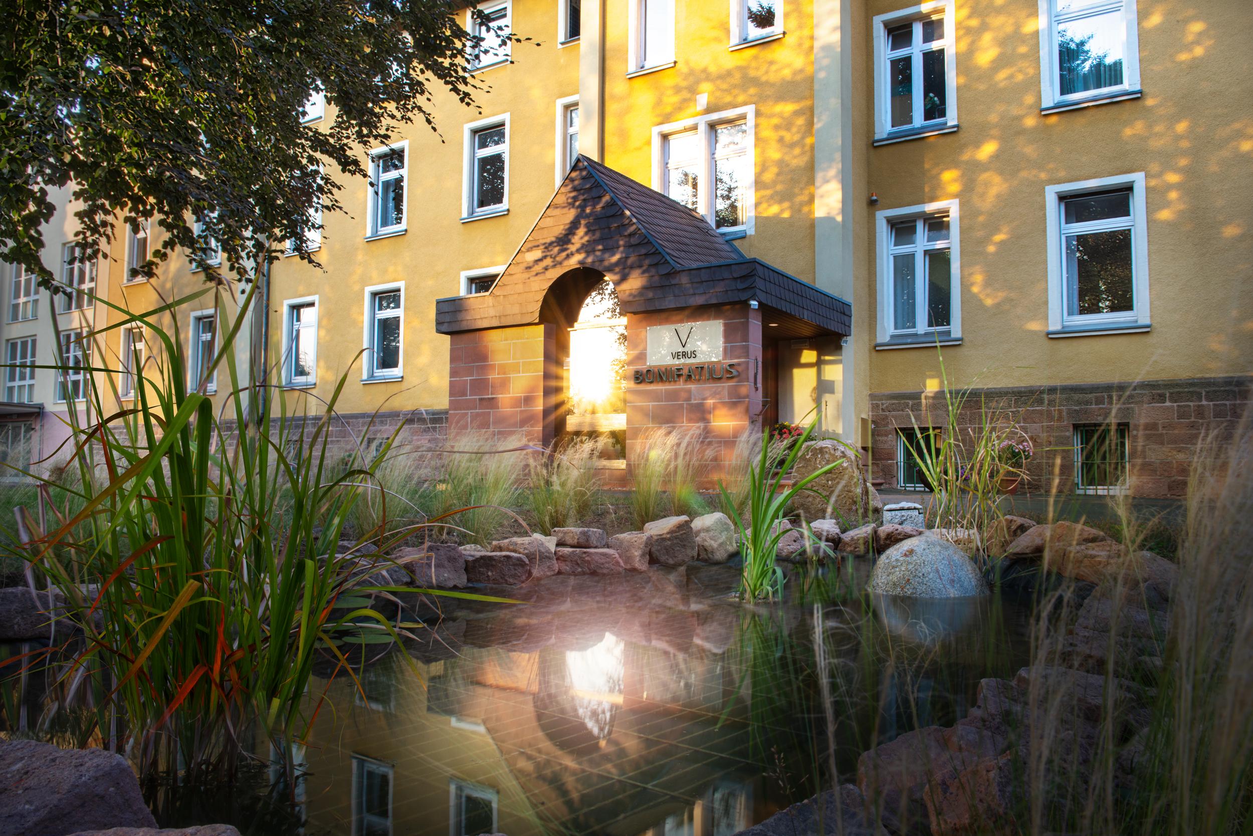 Fischteich vor der Klinik und Eingangsbereich
