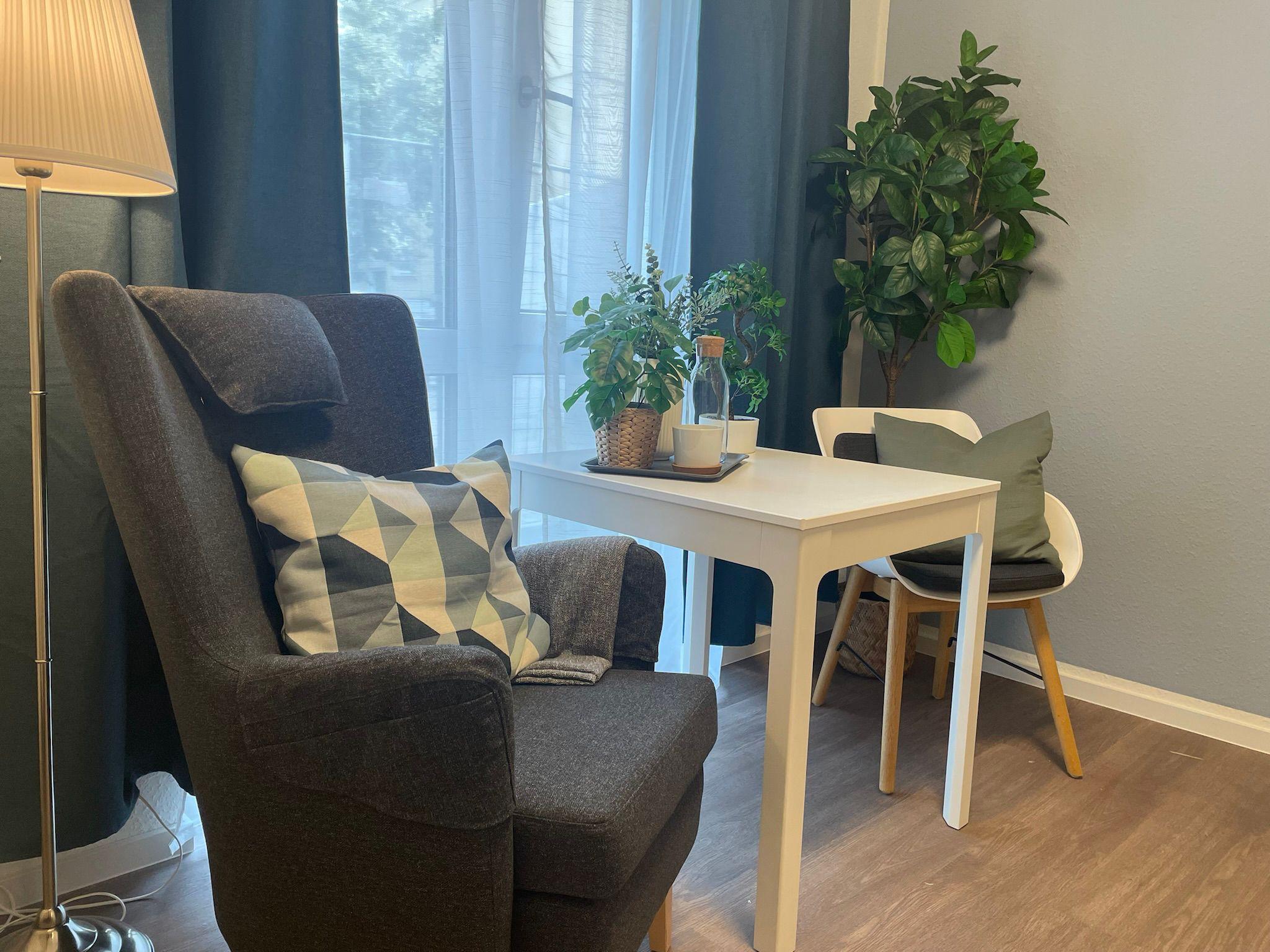 Gemütlicher Sessel im Bewohnerzimmer