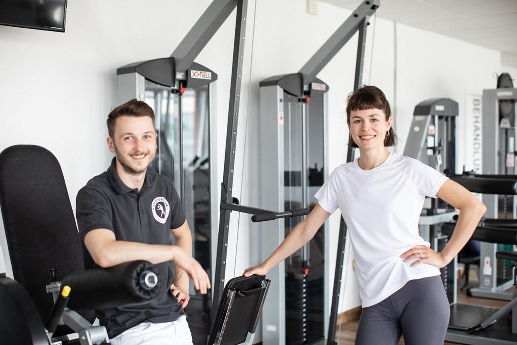Novotergum Standort mit zwei MA auf der Trainingsfläache. Mann rechts in grauem Shirt und Frau Link mit weißen Shirt,