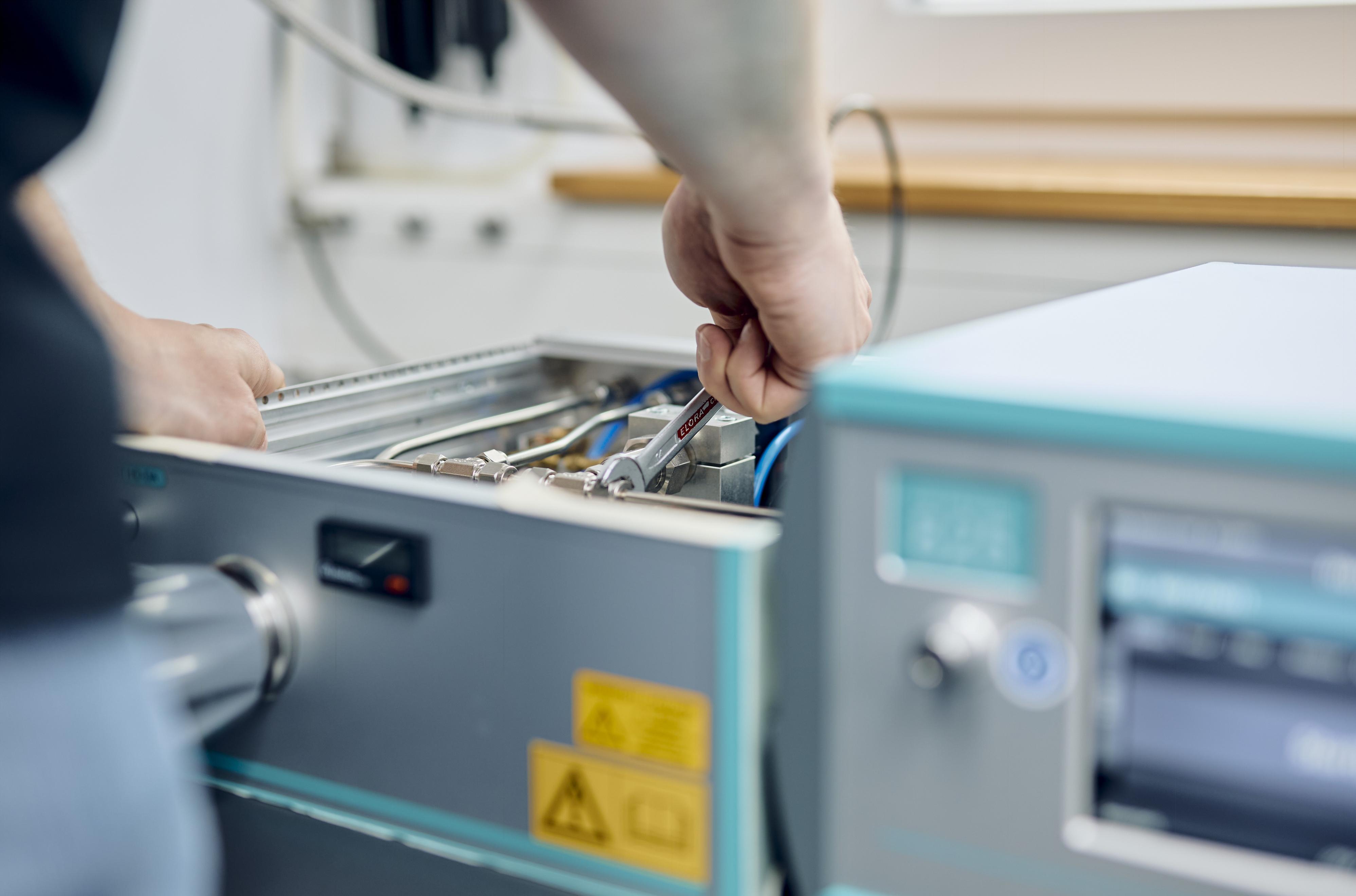 Servicetechniker bei der Arbeit