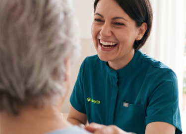 Mobile Zahnärztin im Patientengespräch 