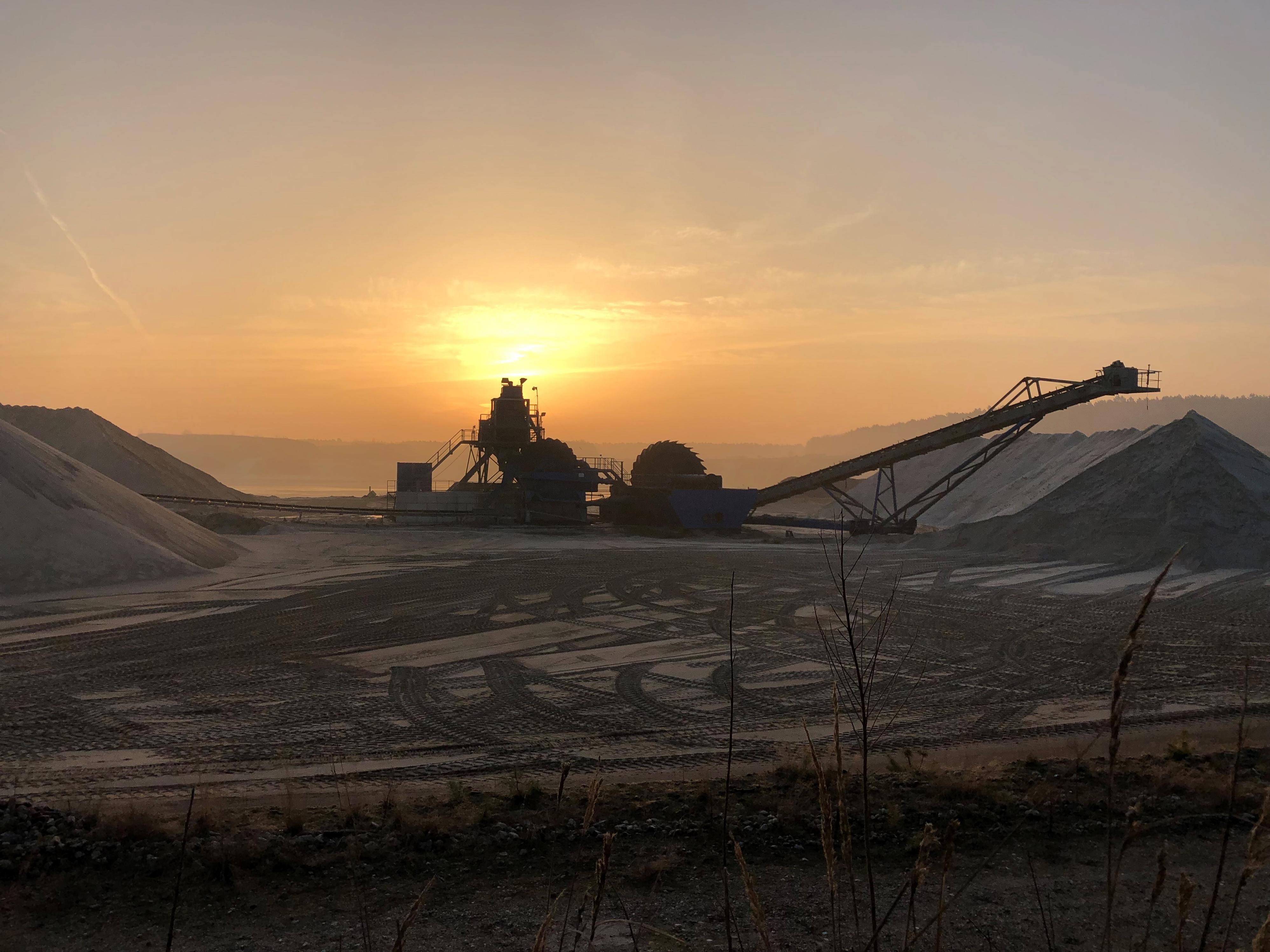 Sonnenuntergang im Kieswerk