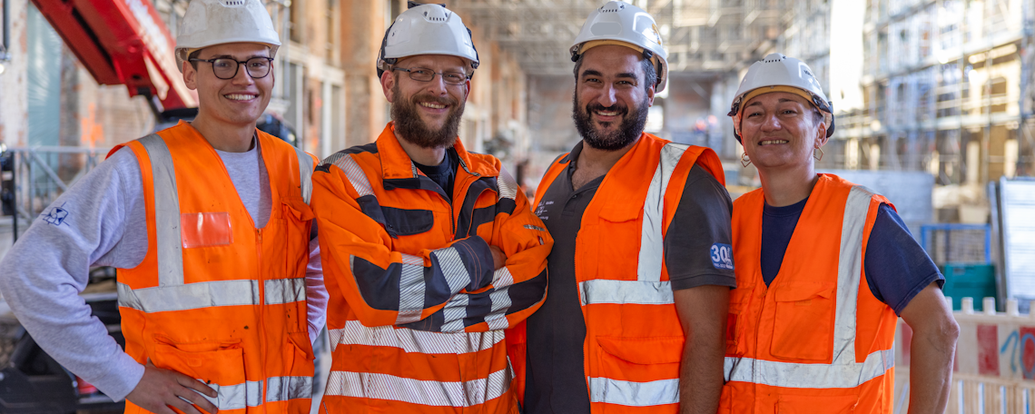 Kollegen-Team auf der Baustelle