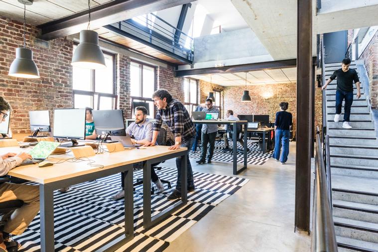 Flexibles Office mit Steh und Sitzmöglichkeiten