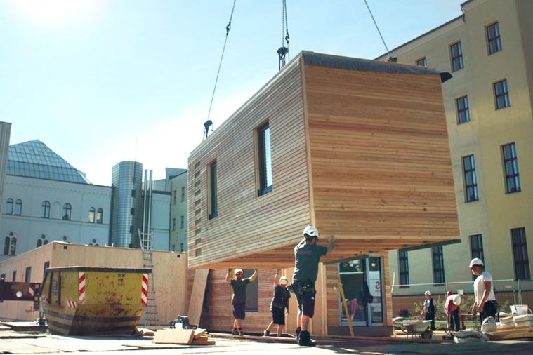 Montage von unserem Interimsbau – einer Kita in Holzbauweise mitten in Berlin.