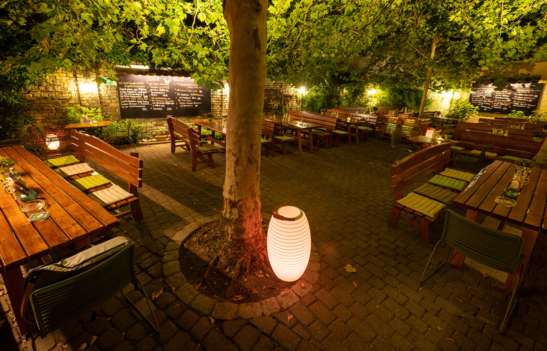 Unser Biergarten im Hinterhof