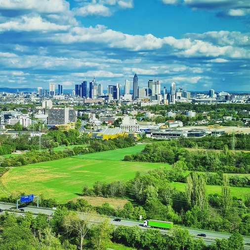 Blick auf die Frankfurer Skyline aus der Lounge im 20. Stock. 