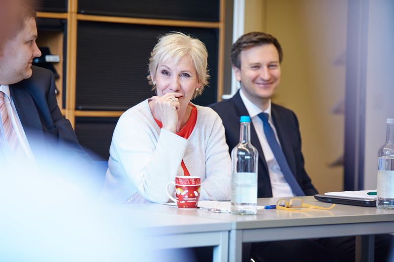 Drei Mitarbeiter/innen im Gespräch beim Meeting