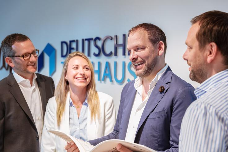 Recht: beide Geschäftführer(Philipp und Moritz Kraneis), links: Kollegen