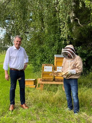 Unser Geschäftsführer Joachim Lang mit unseren beiden Bio-Bienenstöcken