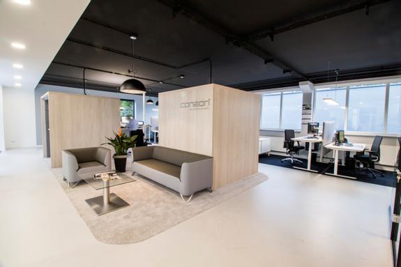Besucherlounge und Arbeitsplätze