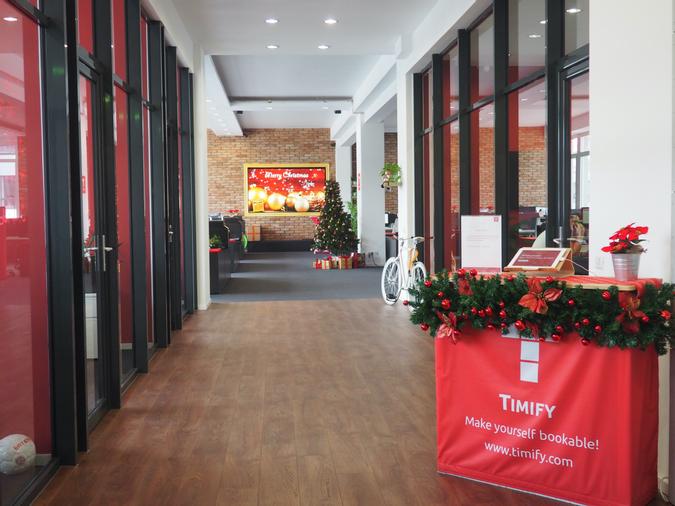 Der Eingangsbereich des Büros zur Weihnachtszeit