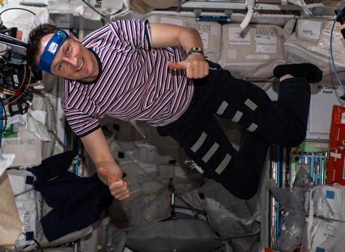 Astronaut Matthias Maurer mit dem von uns entwickelten Thermo-Mini Stirnband