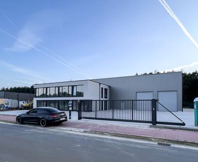 Neues Bürogebäude und Lagerhalle