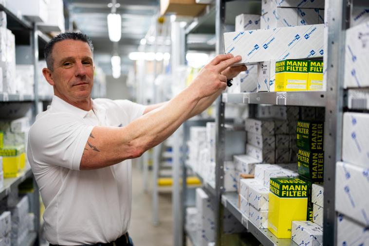 Fachkraft für Lagerlogistik bei der Arbeit