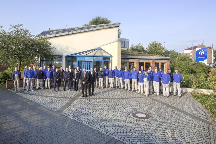 Unser Team vor dem Firmengebäude