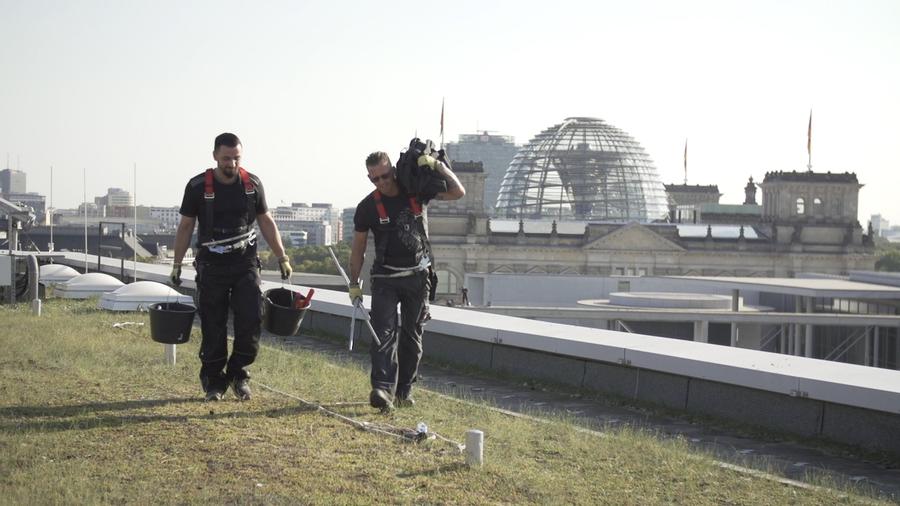 Blitzschutzmonteure auf dem Dach