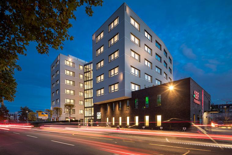 Bürogebäude GS28 bei Nacht