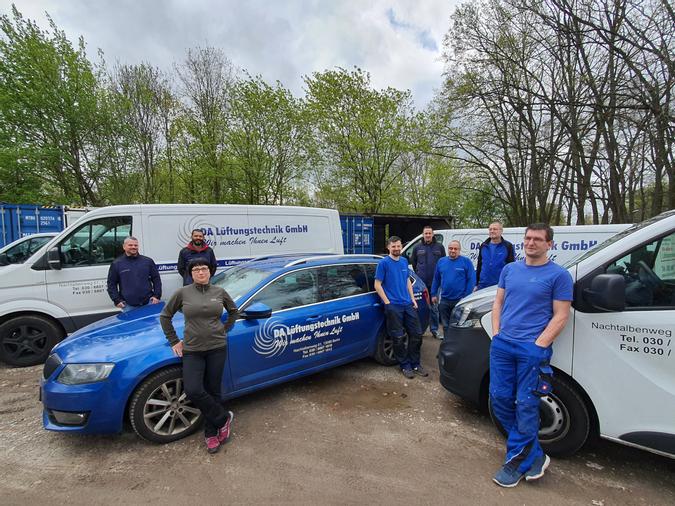 Ein Teil unserer Mitarbeiter und einige Fahrzeuge des Fuhrparks