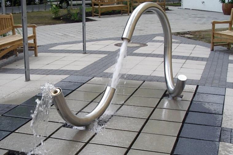 Wasserskulptur/Brunnen aus gebogenen Edelstahlrohren