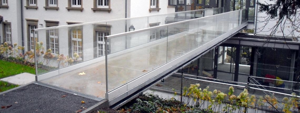 Stahlbrücke mit filigranem Glasgeländer