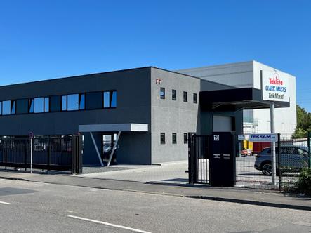 Das Gebäude der Firma Teksam von außen.