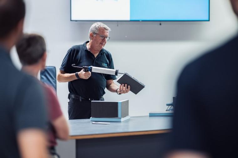 Unser Mitarbeiter bei der Produktschulung