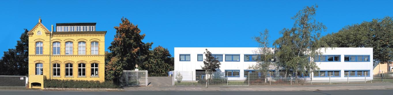 Verwaltungsgebäude links, Produktionsgebäude rechts
