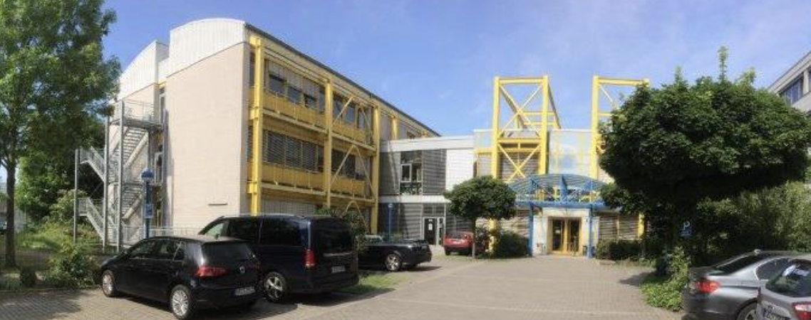 Eingang des Unternehmen und Parkplätze 