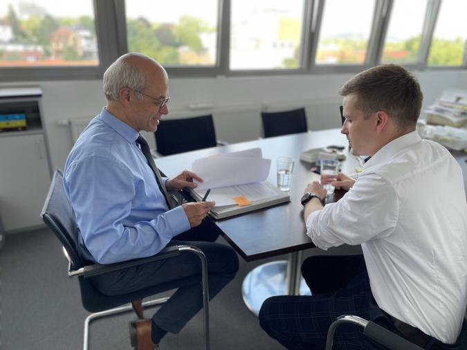 Herr Jochem Serrand und Herrn Sebastian Serrand in einer Besprechung