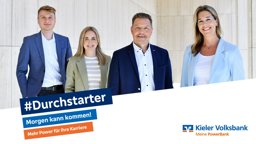 Vier lächelnde Mitarbeitende der Kieler Volksbank mit dem #durchstarter