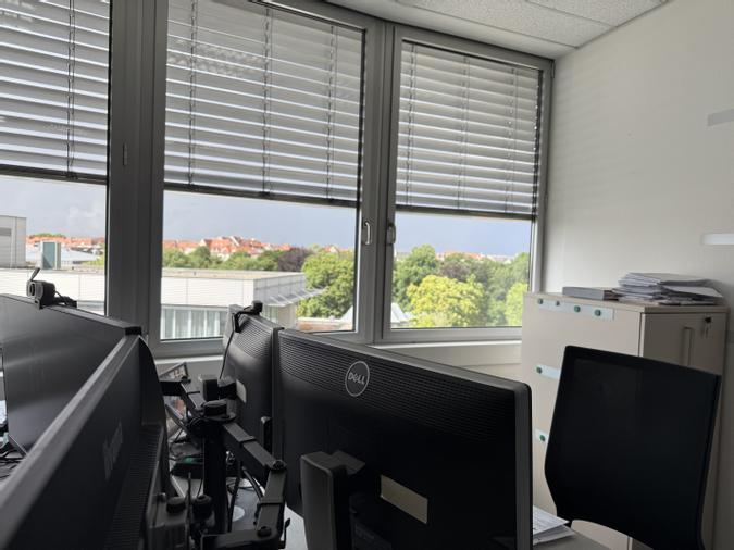 Arbeitsplatz mit Ausblick über die Dächer von Gohlis