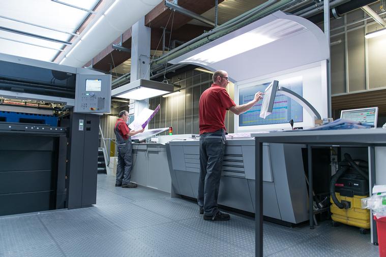 An dieser Maschine arbeiten zwei Personen im Team direkt nebeneinander. Während das Material automatisch zugeführt wird, überwachen beide gemeinsam den Ablauf, führen einfache Handgriffe aus und sorgen für einen gleichmäßigen Produktionsfluss – im stetige