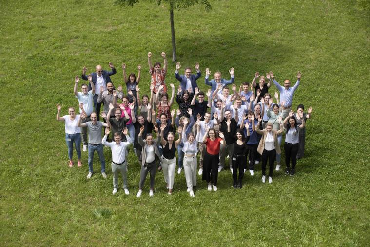 Mitarbeitende als Gruppe auf der Wiese