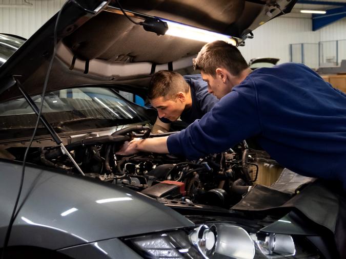 Mitarbeiter in der Werkstatt