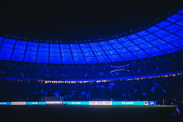 Olympiastadion bei Nacht, LED Bande, Fußball, Technik