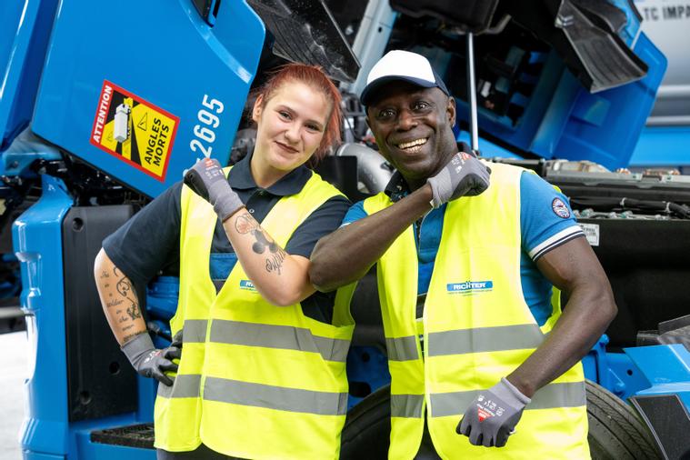 Ein Kollege und eine Kollegin vor einem unserer LKWs