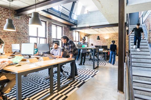 Flexibles Office mit Steh und Sitzmöglichkeiten