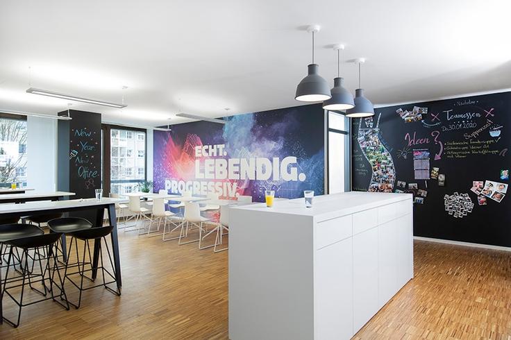 Unser Workcafé, hier verbringen wir unsere Mittagspausen, treffen uns an der Kaffeemaschine oder tauschen uns in größerer Runde aus.